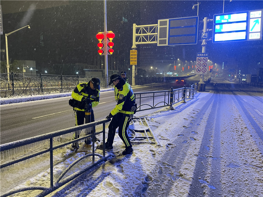 民警修復道路護欄。焦軒攝