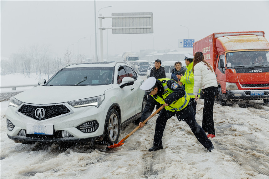 幫助受困車輛脫困。焦軒攝