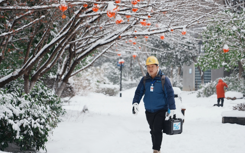 大雪中，湖北移動工作人員上門為用戶提供寬帶服。