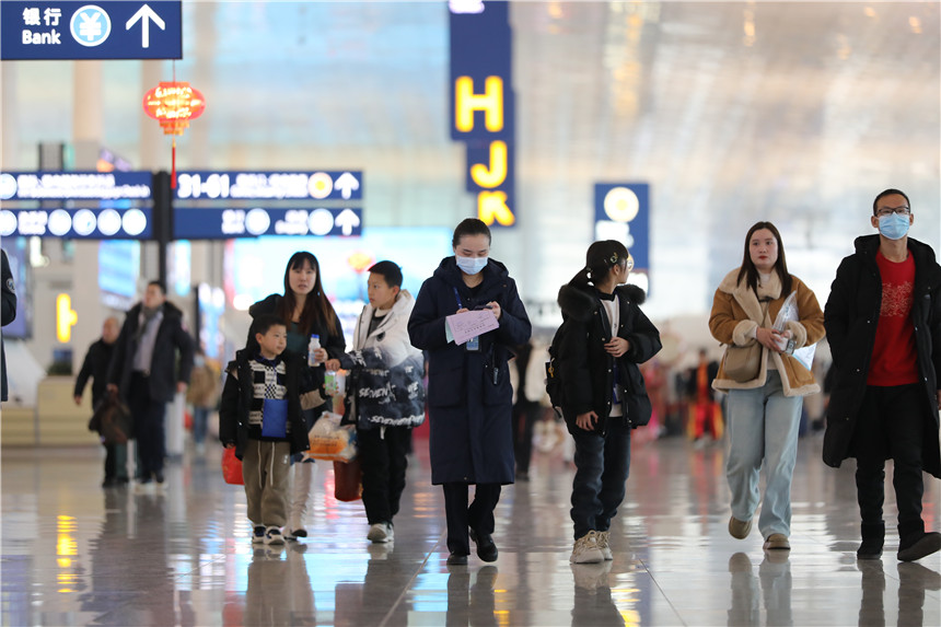 旅客春運歸鄉(xiāng)團(tuán)圓路。湖北機(jī)場集團(tuán)供圖