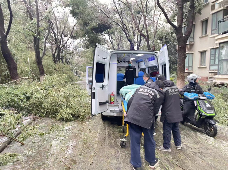 李博文和同事冒雪上門救護(hù)患者。受訪者供圖