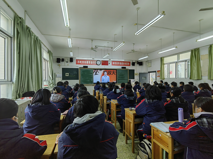 湖北省實驗學生集體觀看思政大課。受訪者供圖