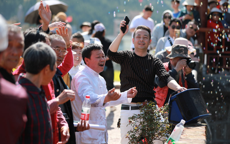 兩岸邊男女對唱山歌。唐成攝