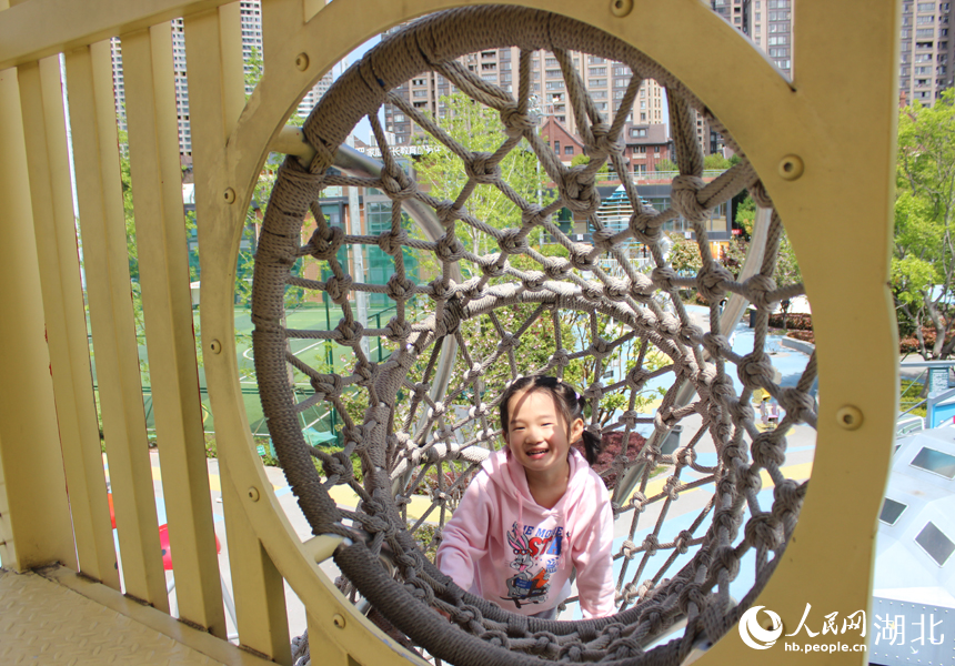 張之洞體育公園，小女孩在兒童設(shè)施攀爬。人民網(wǎng)記者 張沛攝