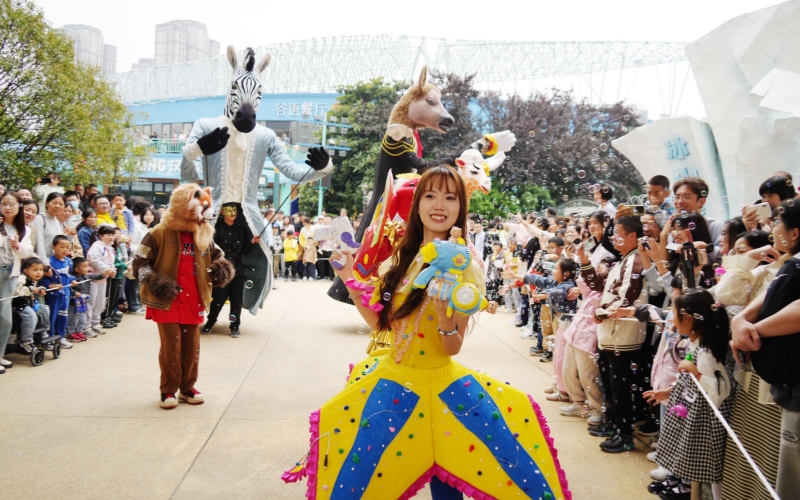 武漢極地海洋公園巡游吸引眾多小朋友。何曉剛攝