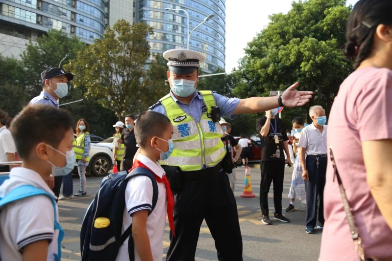 交警護(hù)航小學(xué)生入學(xué)。高梓健攝