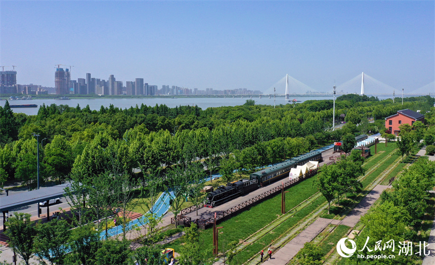 在四美塘文化公園，騎行長(zhǎng)廊與各種型號(hào)的退休火車頭相映成趣。人民網(wǎng)記者 張雋攝