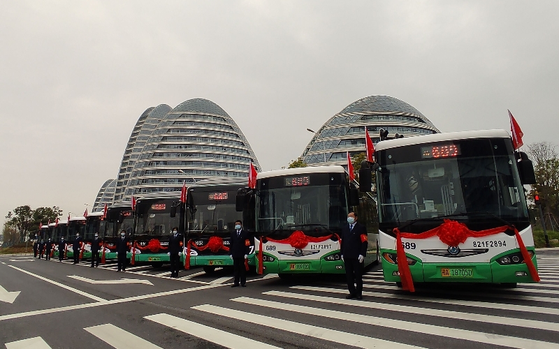 裝上眾宇動力自研氫燃料電池的公交車投入使用。