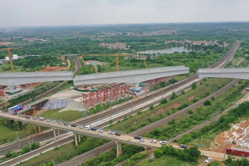 武漢地鐵前川線二期5座轉體橋“華麗轉身”。武漢地鐵集團供圖