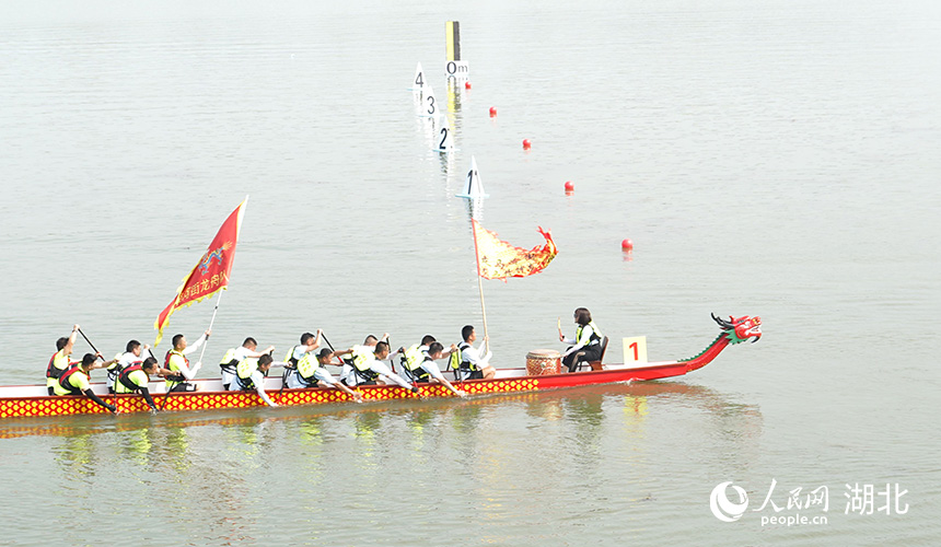 龍舟隊員們揮槳斬浪。人民網(wǎng)記者 周雯攝