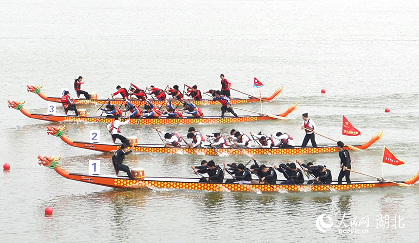 四支來自湖北高校的龍舟隊伍正在加速沖向終點。人民網(wǎng)記者 周雯攝