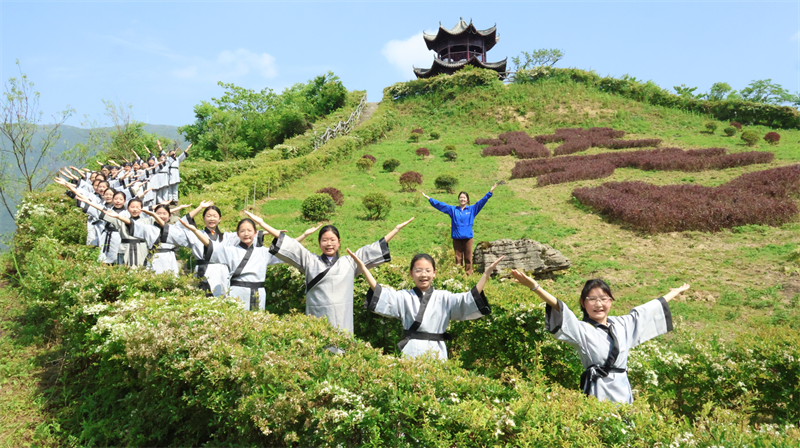 湖北中煙到利川市南坪村開(kāi)展文化振興主題實(shí)踐活動(dòng)。