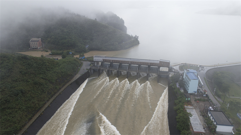 富水水庫開閘泄洪。湖北省富水水庫管理局供圖