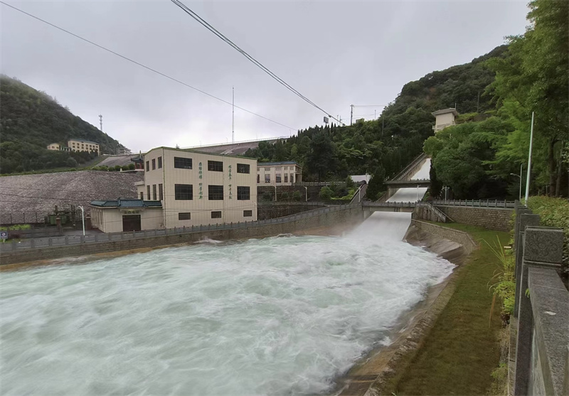 王英水庫開啟泄洪洞閘門泄洪。湖北省王英水庫管理局供圖