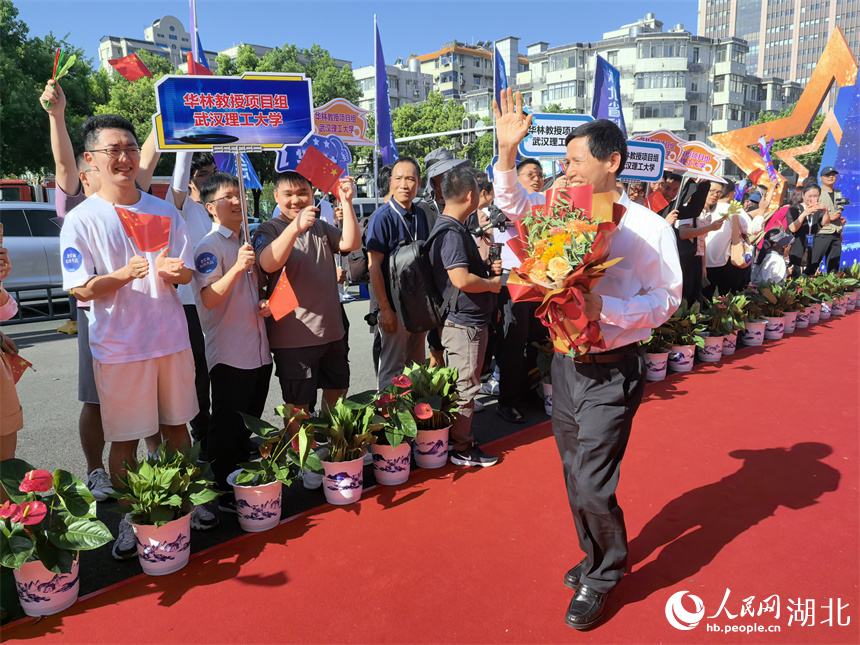 湖北省科技大會“院士專家走紅毯”活動現(xiàn)場。人民網(wǎng)記者 周雯攝