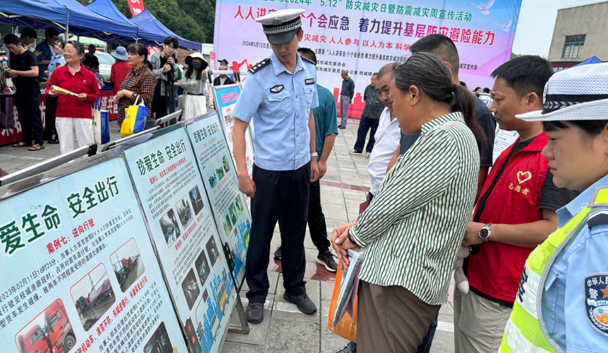 深入“防災減災”活動現(xiàn)場，宣講道路安全常識。