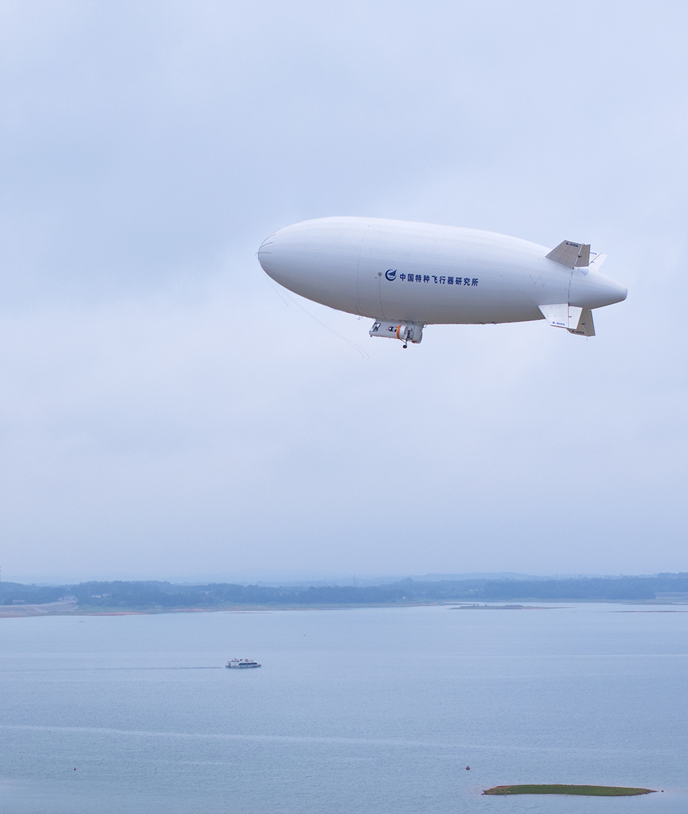 AS700在荊門漳河上空飛越。張彩云攝