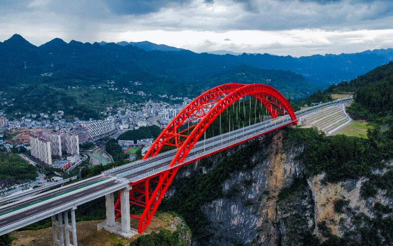 由湖北交投集團(tuán)投資建設(shè)的湖北宜來高速公路鶴峰東段項(xiàng)目通過交工驗(yàn)收，標(biāo)志著該項(xiàng)目全面建成并具備通車條件。湖北交投供圖