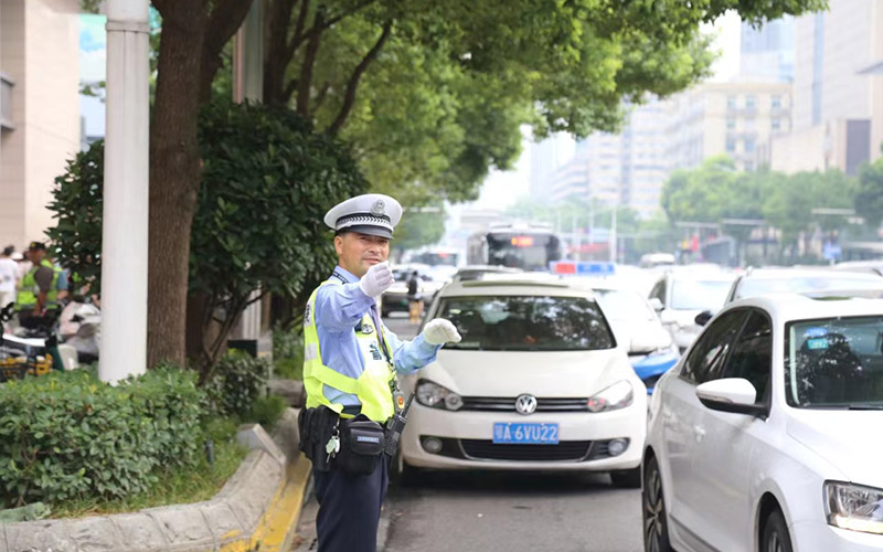 武昌交警指揮交通