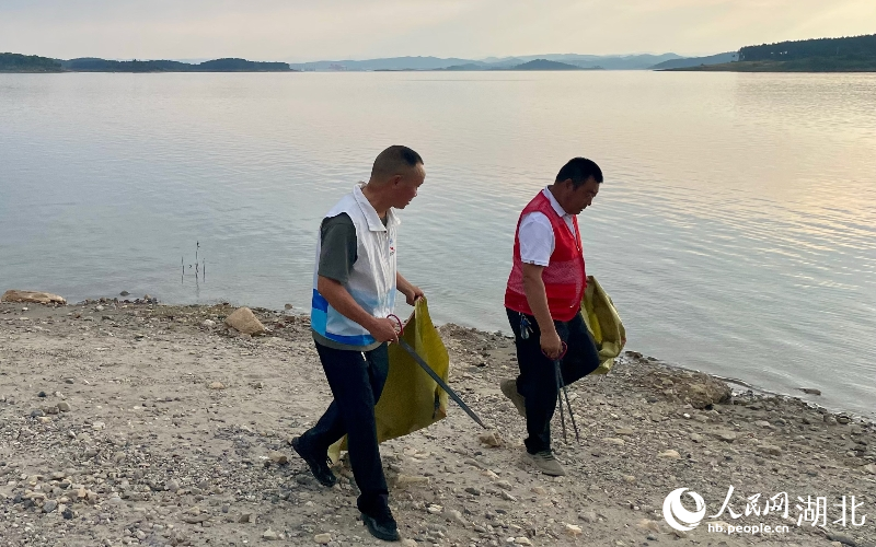 丹江口市丹趙路街道辦事處庫區(qū)林場護水隊員正在進行庫岸巡查。人民網記者 張沛攝