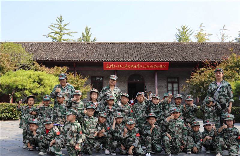 國慶前夕，武漢市華城廣場幼兒園師生在武昌紅巷農(nóng)講所開展紅色教育活動。張勤攝