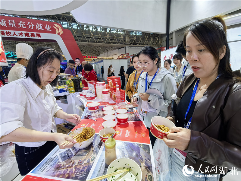 市民品鑒武漢熱干面。人民網(wǎng)記者 周雯攝