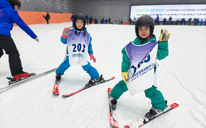 小朋友正在學(xué)習(xí)滑雪。黃軒攝