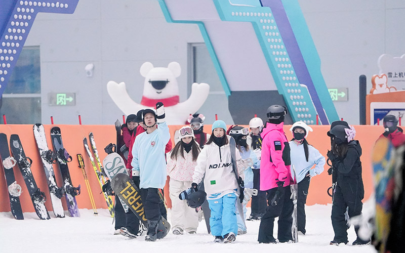 滑雪愛好者正在進(jìn)場(chǎng)。黃軒攝