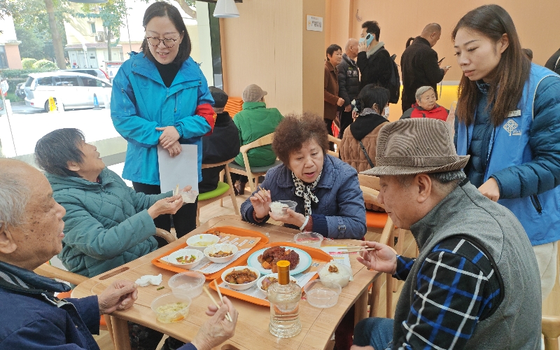 華錦社區(qū)工作人員在幸福食堂收集意見建議。受訪者供圖